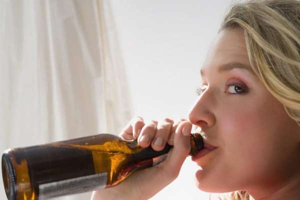 Безалкогольное пиво при грудном вскармливании не угнетает лактацию, а горячительные напитки снижают ее