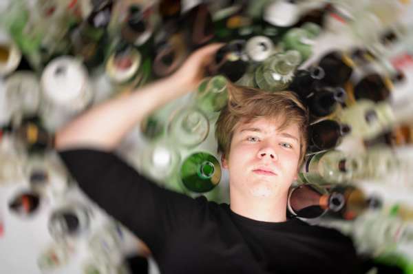 При приеме Анальгина и алкоголя наблюдается развитие сильнейшей алкогольной интоксикации