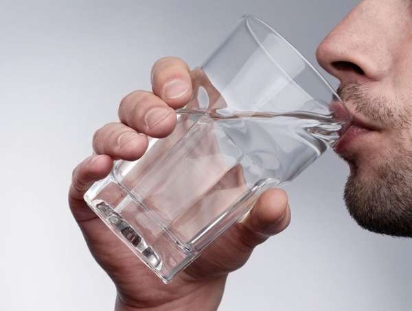 Воздержание от приема алкоголя с большим потреблением воды заглушают симптомы