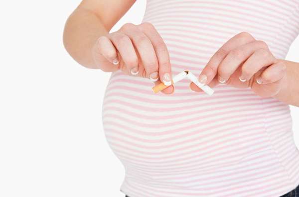 Беременная отказывается курить