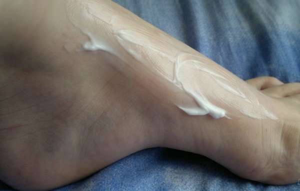 Нанесение крема на ногу