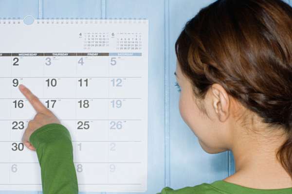 Девушка смотрит на календарь