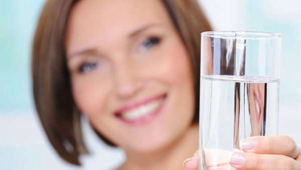 Девушка держит стакан с водой