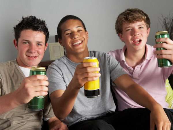 Подростки пьют алкоголь