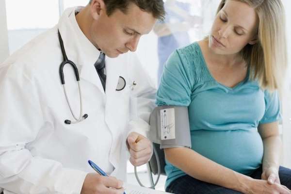 Беременная консультируется у врача