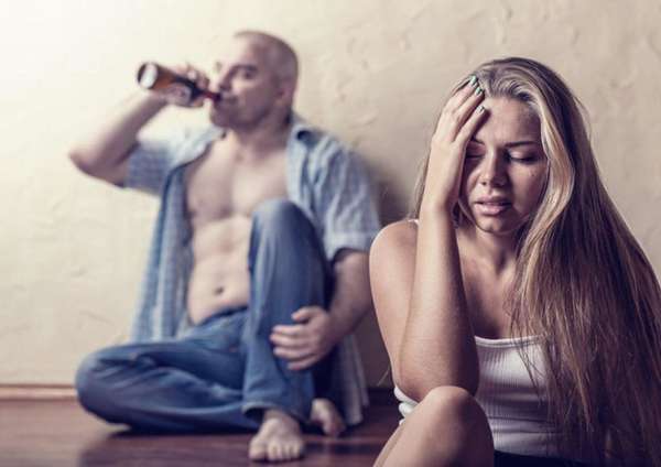 Девушка плачет из-за пьющего мужа