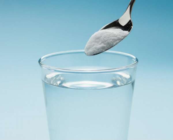Ложка соды в стакан с водой