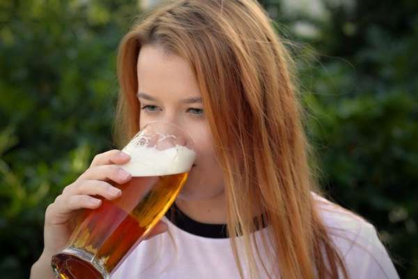Девушка пьет пиво