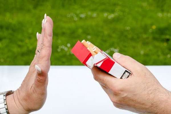 Предложение выкурить сигарету