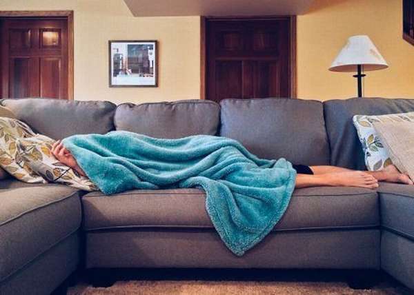 Человек спит на диване