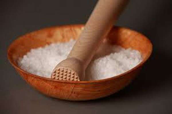 Деревянная миска с солью
