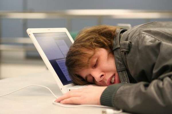 Мужчина спит на работе